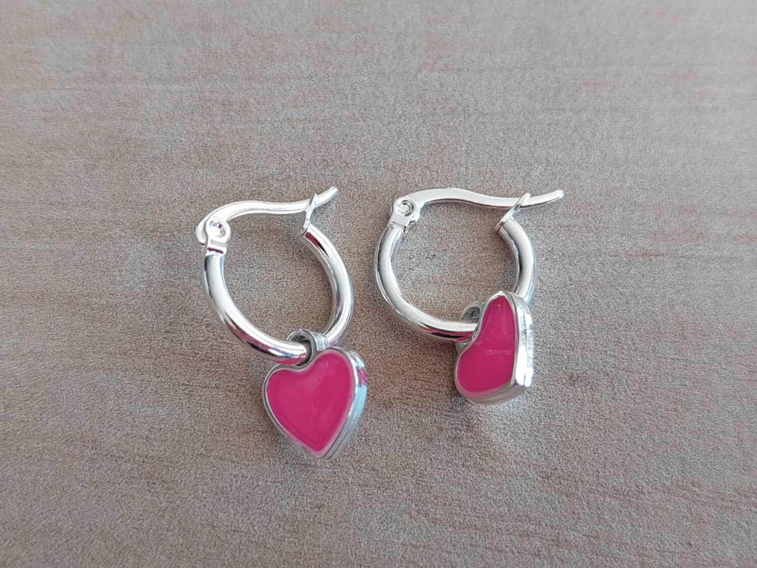 ARO DE ACERO BLANCO ARGOLLA 13 MM CON DIJE CORAZÓN ESMALTADO FUCSIA