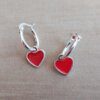 ARO DE ACERO BLANCO ARGOLLA 13 MM CON DIJE CORAZÓN ESMALTADO ROJO