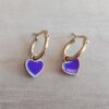 ARO DE ACERO DORADO ARGOLLA 13 MM CON DIJE CORAZÓN ESMALTADO VIOLETA