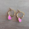 ARO DE ACERO DORADO ARGOLLA 13 MM CON DIJE CORAZÓN ESMALTADO FUCSIA
