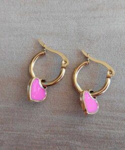 ARO DE ACERO DORADO ARGOLLA 13 MM CON DIJE CORAZÓN ESMALTADO FUCSIA