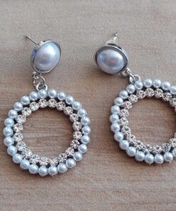 ARO BIJOUTERIE PLATEADO CON PERLA Y STRASS. LARGO TOTAL 45 MM