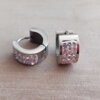 ARO DE ACERO ARGOLLA PLANA CON BISAGRA Y CON STRASS BLANCO. 7 X 13 MM