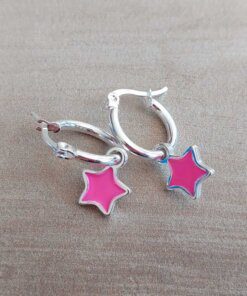 ARO DE ACERO BLANCO ARGOLLA 13 MM CON DIJE ESTRELLA ESMALTADA FUCSIA