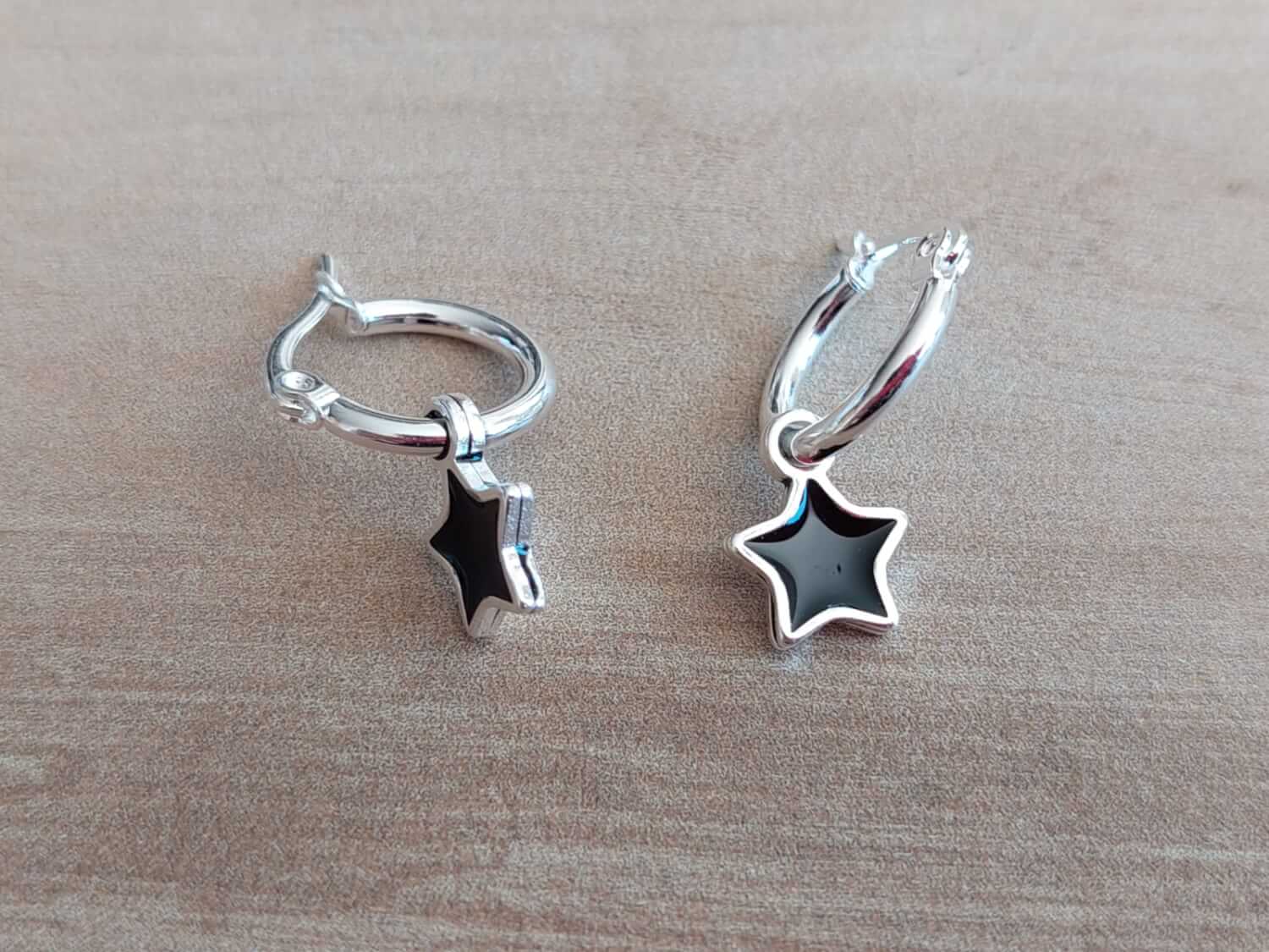 ARO DE ACERO BLANCO ARGOLLA 13 MM CON DIJE ESTRELLA ESMALTADA NEGRO