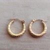 ARO DE ACERO DORADO ARGOLLA CHATA TRABAJADA. DIÁMETRO 20 MM