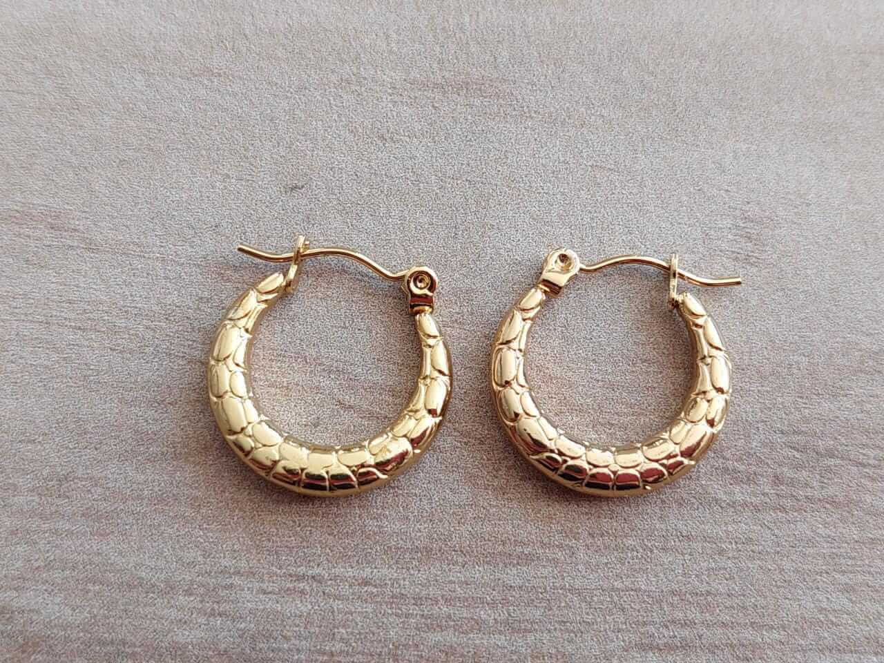 ARO DE ACERO DORADO ARGOLLA CHATA TRABAJADA. DIÁMETRO 20 MM