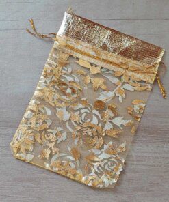 BOLSA DE ORGANZA AMARILLA CON DETALLES DORADOS X 100 UNIDADES. MEDIDAS 9 X 12 CM