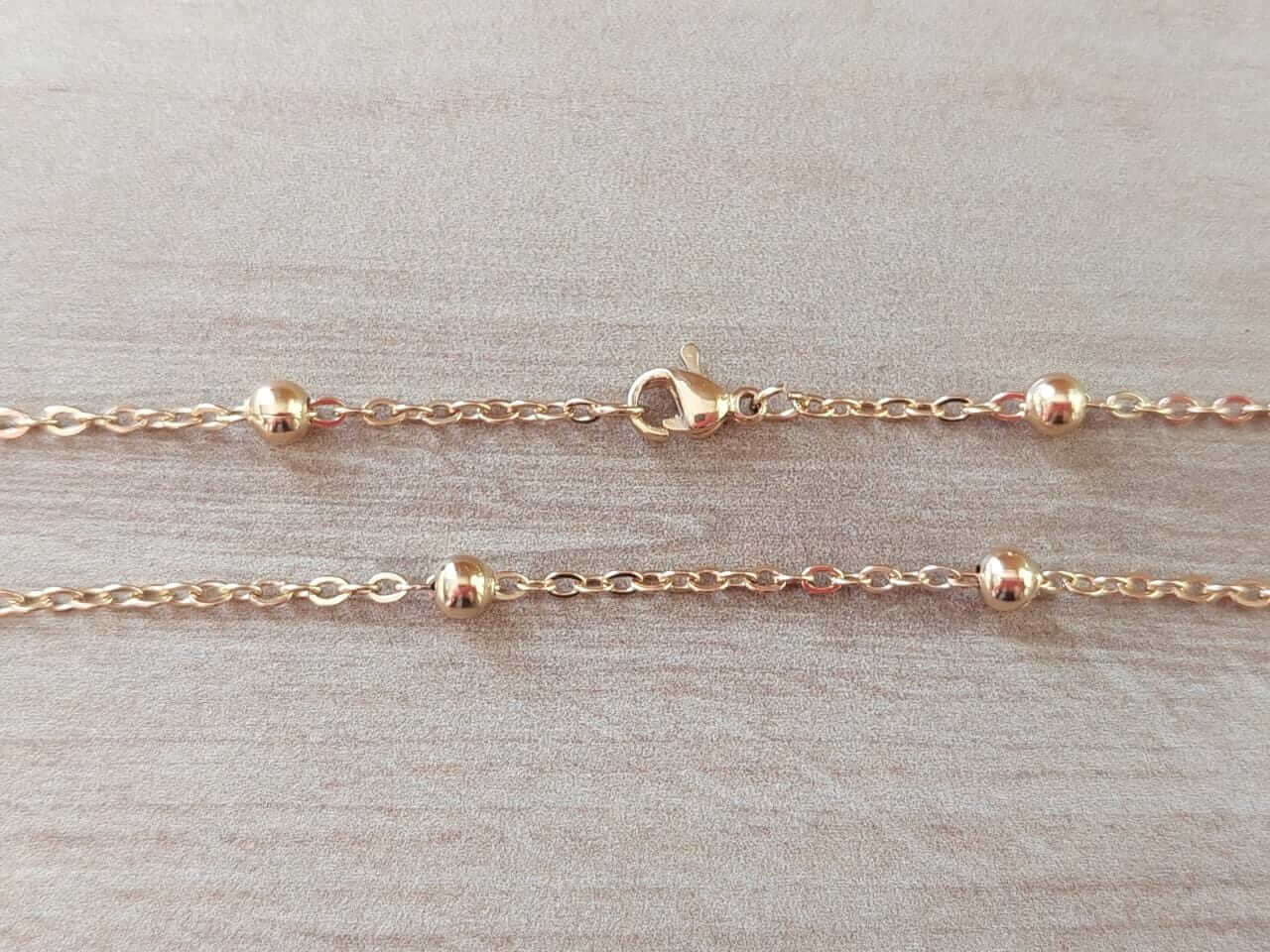 CADENA DE ACERO DORADO ESPEJITO 0.4 CON BOLITA 3 MM. LARGO 50 CM. (Paquete x 10 unidades)