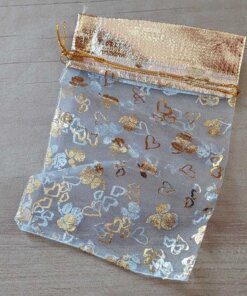 BOLSA DE ORGANZA BLANCA CON DETALLES DORADOS X 100 UNIDADES. MEDIDAS 9 X 12 CM