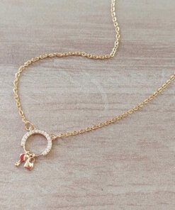 COLGANTE DE ACERO DORADO ESLABÓN ESPEJITO 0.4 CON DIJE CIRCULO C/STRASS Y MINI DIJES CANDADO/CORAZÓN. LARGO 45 CM + 5 CM EXT.