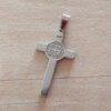 DIJE DE ACERO CRUZ SAN BENITO. MEDIDA 19 X 32 MM