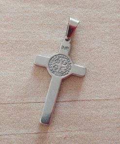 DIJE DE ACERO CRUZ SAN BENITO. MEDIDA 19 X 32 MM