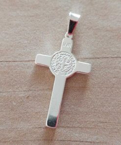 DIJE DE ACERO BLANCO CRUZ SAN BENITO. MEDIDA 19 X 32 MM