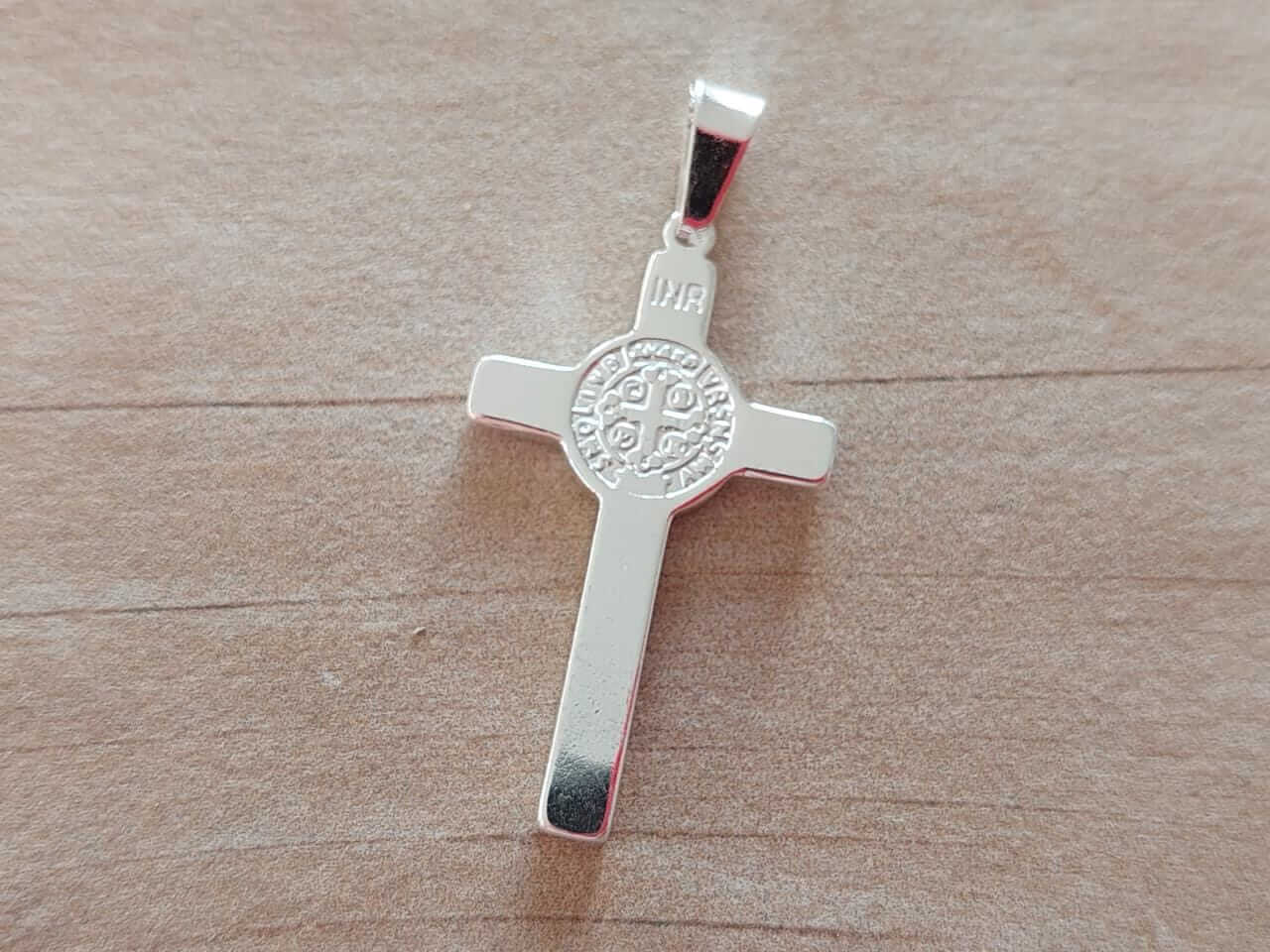 DIJE DE ACERO BLANCO CRUZ SAN BENITO. MEDIDA 19 X 32 MM