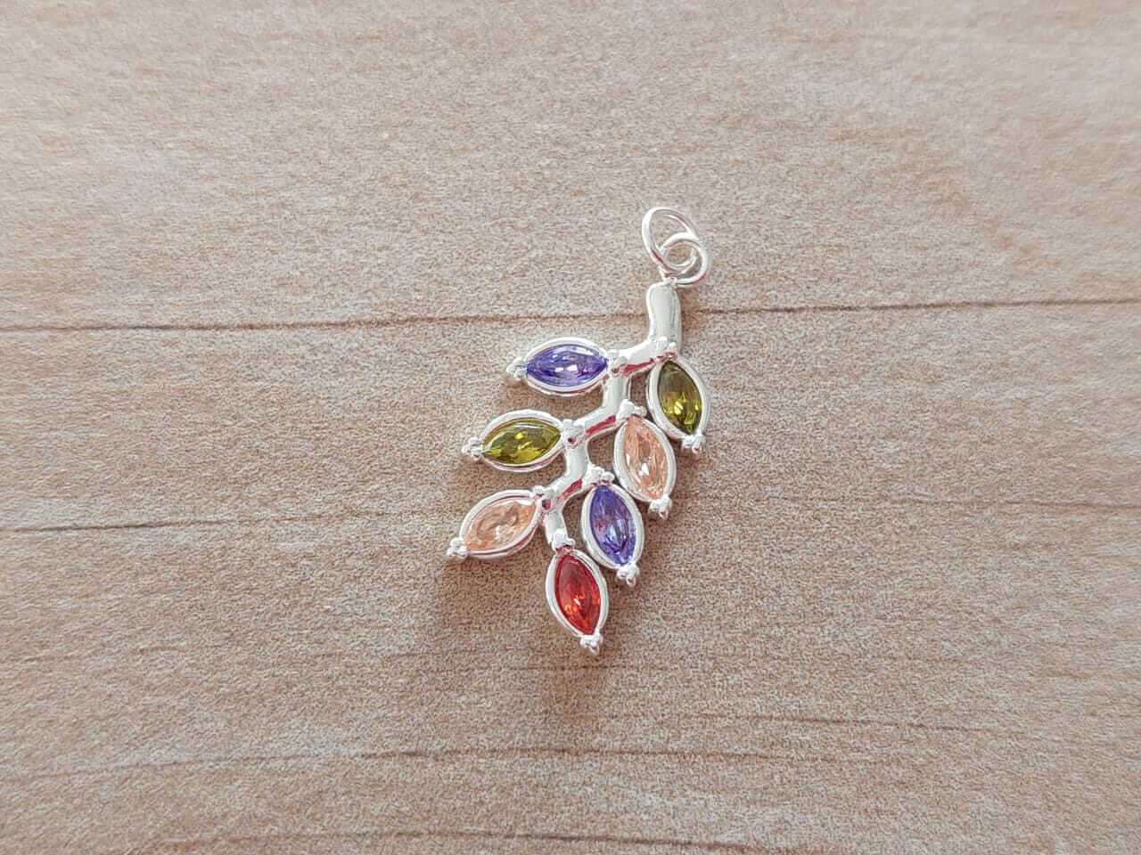 DIJE DE ACERO BLANCO RAMA CON CUBIK MULTICOLOR. MEDIDAS 12 X 25 MM