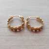 ARO DE ACERO DORADO ARGOLLA CINTA 18 MM CON CORAZONES.