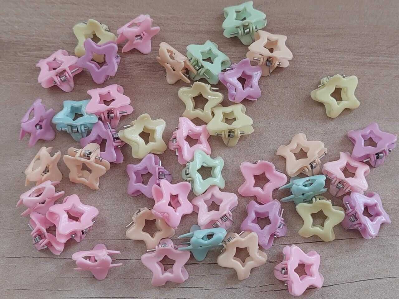 BROCHES CHICOS X 100 UNIDADES EN FORMA DE ESTRELLA Y COLORES PASTELES.