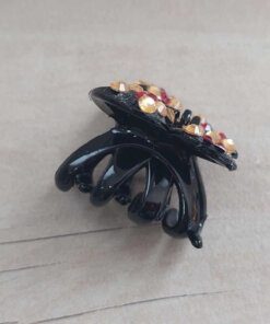 BROCHES MEDIANO PLÁSTICO NEGRO EN FORMA DE MARIPOSA CON PIEDRAS SURTIDAS DE COLORES X 24 UNIDADES