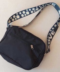 MORRAL NACIONAL IMPERMEABLE CON DOBLE CIERRE COLOR NEGRO CON CINTA SUBLIMADA, 25 X 20 X 8 CM.