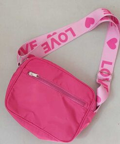 MORRAL NACIONAL IMPERMEABLE CON DOBLE CIERRE COLOR FUCSIA CON CINTA SUBLIMADA, 25 X 20 X 8 CM.