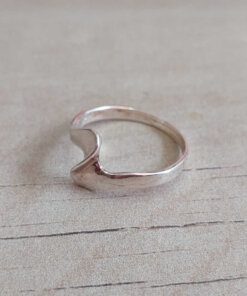 ANILLO DE PLATA ONDA. MEDIDA N°16. PESO APROX 1.9 GRS.