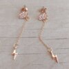 ARO DE ACERO DORADO NUBE CON STRASS Y RAYO COLGANTE. LARGO TOTAL 55 MM