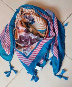 PAÑUELO VISCOSA RAYAS Y FLORES CON FLECOS BORDE TURQUEZA 1M X 1M