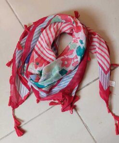 PAÑUELO VISCOSA RAYAS Y FLORES CON FLECOS BORDE ROJO 1M X 1M