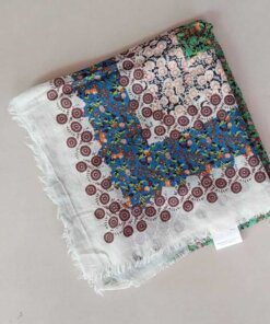 PAÑUELO VISCOSA HINDU CON FLORES DESFLECADO, DETALLES AZUL Y MARRON 1M X 1M