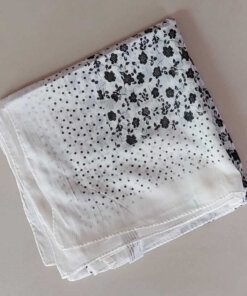 PAÑUELO VISCOSA HINDU CON FLORES SIN FLECOS BLANCO Y NEGRO 1M X 1M