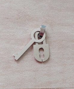 DIJE DE ACERO CANDADO Y LLAVE  12 X 30 MM