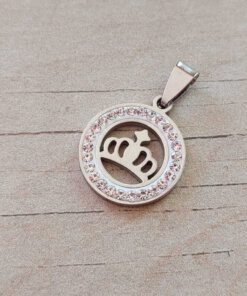 DIJE DE ACERO REDONDO DE STRASS CON CORONA EN SU INTERIOR. DIÁMETRO 20 MM