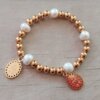PULSERA DE ACERO DORADO ELASTIZADA CON BOLITAS 6 MM Y PERLAS 8 MM Y DOS DIJES MEDALLA MILAGROSA.