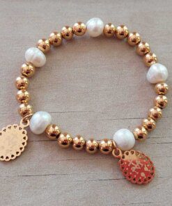 PULSERA DE ACERO DORADO ELASTIZADA CON BOLITAS 6 MM Y PERLAS 8 MM Y DOS DIJES MEDALLA MILAGROSA.