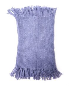 CUELLO INFANTIL CELESTE CON FLECOS. 18 X 32 CM.