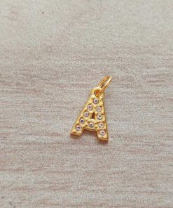 DIJE DE ACERO DORADO LETRA 12 MM CON STRASS.