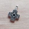DIJE DE ACERO CRUZ DEL EQUILIBRIO FONDO ESMALTADO NEGRO. ESPESOR 4 MM. TAMAÑO 25 MM