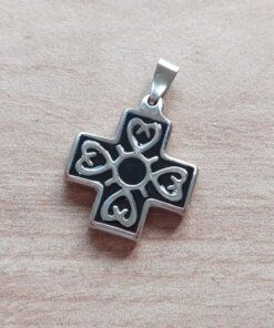 DIJE DE ACERO CRUZ DEL EQUILIBRIO FONDO ESMALTADO NEGRO. ESPESOR 4 MM. TAMAÑO 25 MM