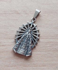 DIJE DE ACERO VIRGEN DE LUJAN. MEDIDAS 25 X 40 MM