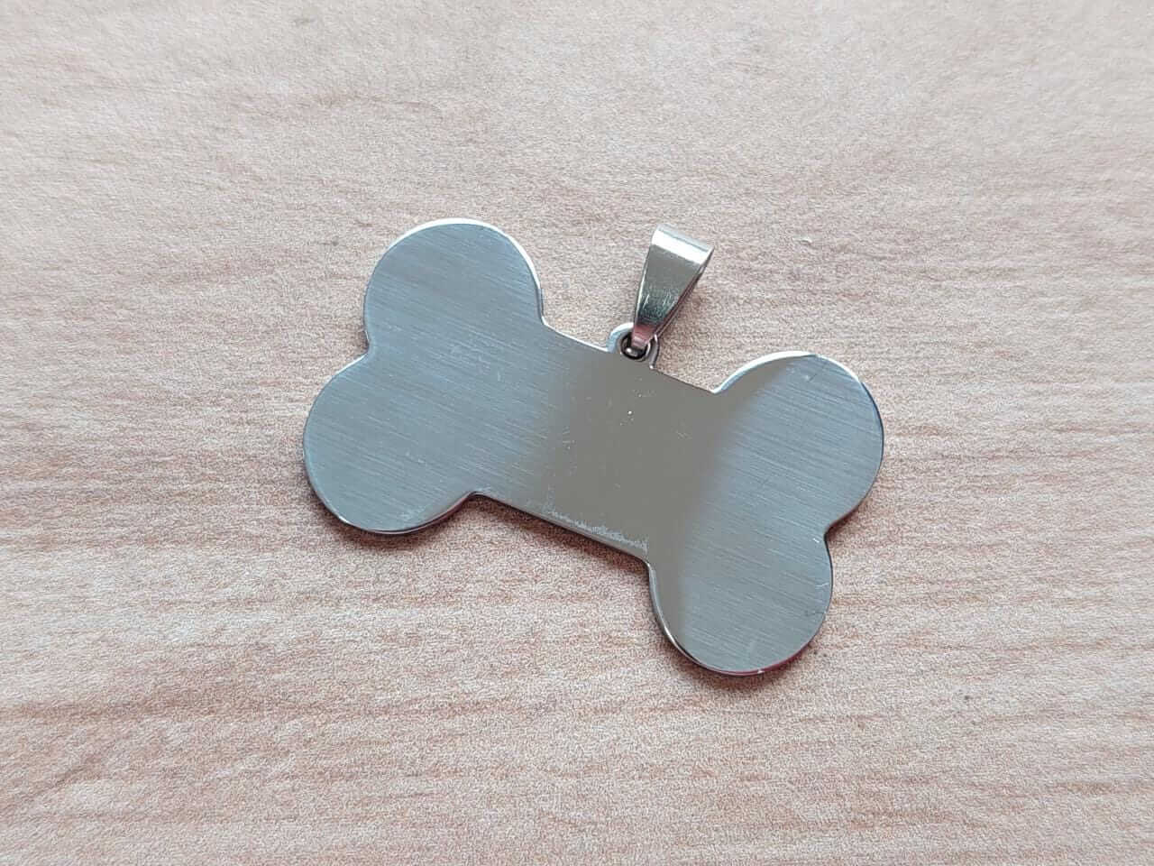DIJE DE ACERO PARA GRABAR HUESO PULIDO AMBOS LADOS. 40 X 25 MM- ESPESOR 1,5 MM.