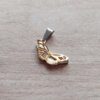 DIJE DE ACERO MARIPOSA CON ALA DE ACERO DORADO. MEDIDAS 13 X 22 MM