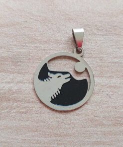 DIJE DE ACERO MEDALLA 25 MM LOBO AULLANDO A LA LUNA CON FONDO ESMALTADO NEGRO