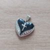 DIJE DE ACERO CORAZÓN 23 MM CON STRASS Y ESMALTADO EN NEGRO CON CRUZ.