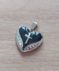 DIJE DE ACERO CORAZÓN 23 MM CON STRASS Y ESMALTADO EN NEGRO CON CRUZ.