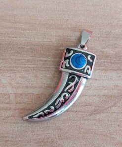 DIJE DE ACERO CUERNO CON ESMALTE AZUL. 20 X 40 MM