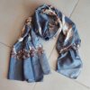 PASHMINA RASADA GRIS CON DIBUJOS BEIGE . 85 X 180 CM.