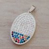 DIJE DE ACERO OVALADO CON STRASS MULTICOLOR. 24 X 36 MM