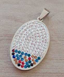 DIJE DE ACERO OVALADO CON STRASS MULTICOLOR. 24 X 36 MM