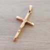 DIJE DE ACERO DORADO CRUZ PALITO CON CRISTO. 29 X 50 MM